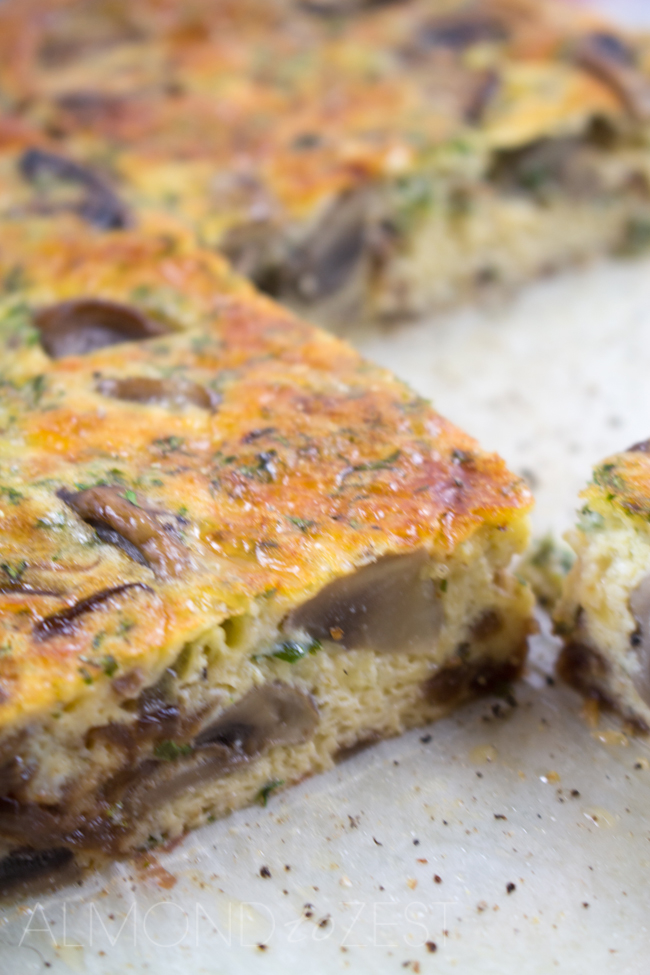Button Mushroom and Caramelized Onion Crustless Quiche - Juicy sauteed mushrooms and drool worthy caramelized onions, a great on the run breakfast option! Super fast and easy to make, healthy and gluten free too!!