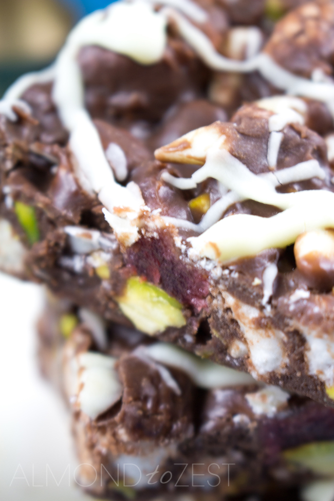 Kahlua Rocky Road Fudge Recipe - A chocoholics dream! Chocolate fudge coating with marshmallows, sugar dusted glazed strawberries, pistachios, white chocolate and a splash of Kahlua!! MUST.MAKE.NOW