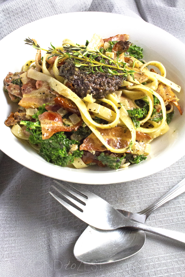 Crispy bacon, tangy slithers of sundried tomatoes, super healthy kale! MY FAVORITE FETTUCINE!!