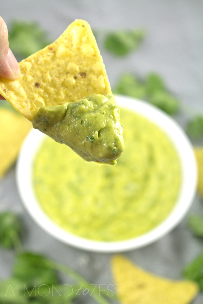 Best Guacamole Recipe - This is by far the BEST guacamole dip I've made, super easy and healthy (takes only 10mins) OMG SO GOOD!!