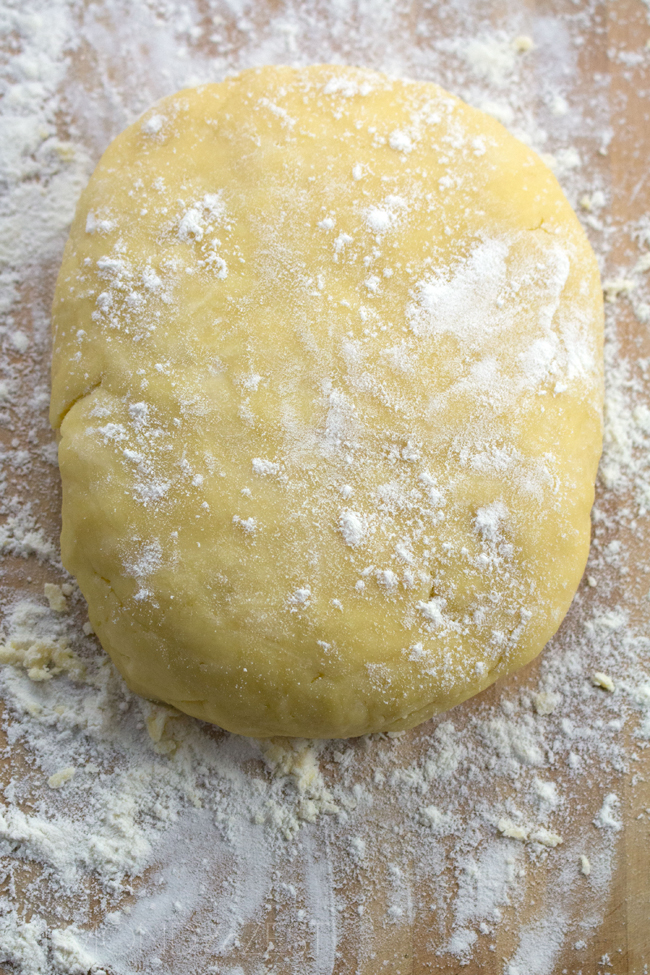 Easy 3-Step Shortcrust Pastry - 3 easy steps and 10 min prep time. Super versatile pastry that can be used in pies, pasties, quiches and tarts!!